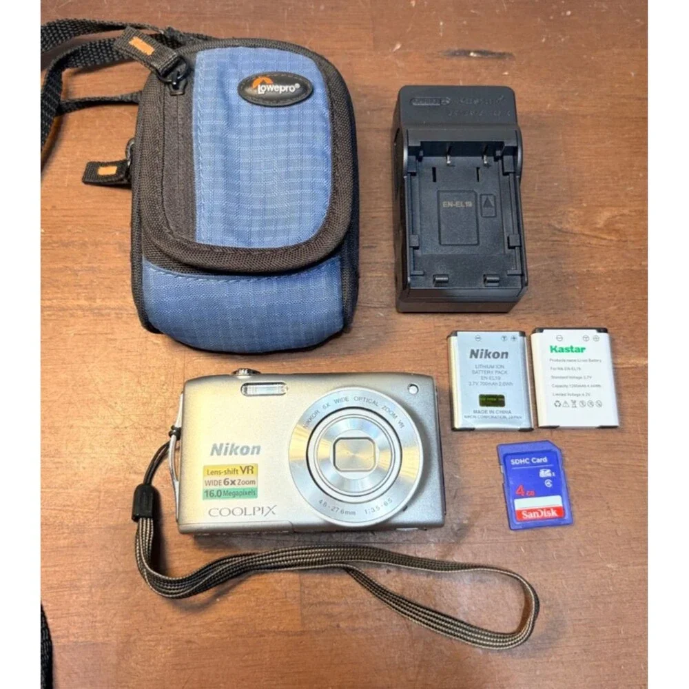Nikon Coolpix S3300 16.0MP Compact Digital Zoom Camera bundle Silver Tested